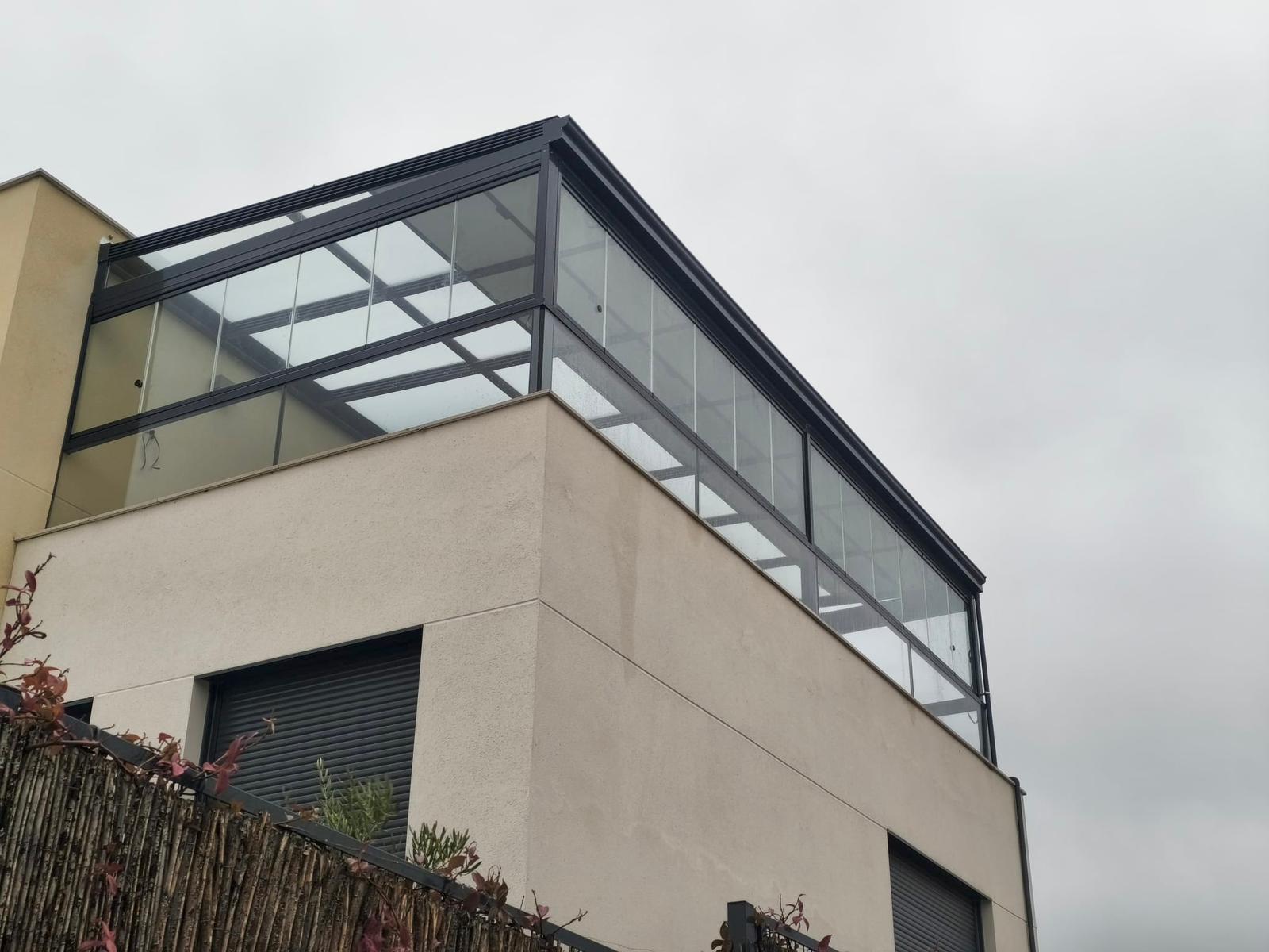 Cerramiento de ático con techo de cristal en vivienda