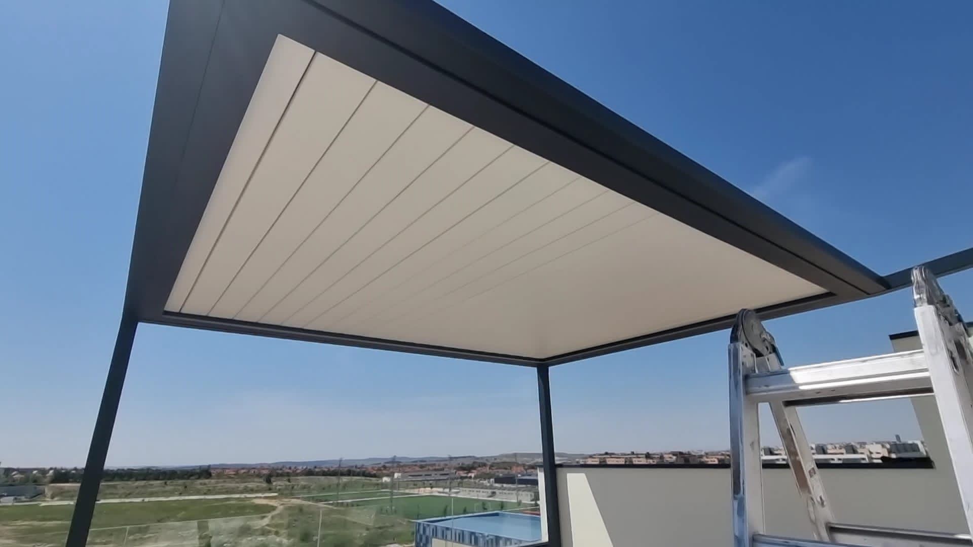 Pérgola bioclimática con lamas cerradas en ático