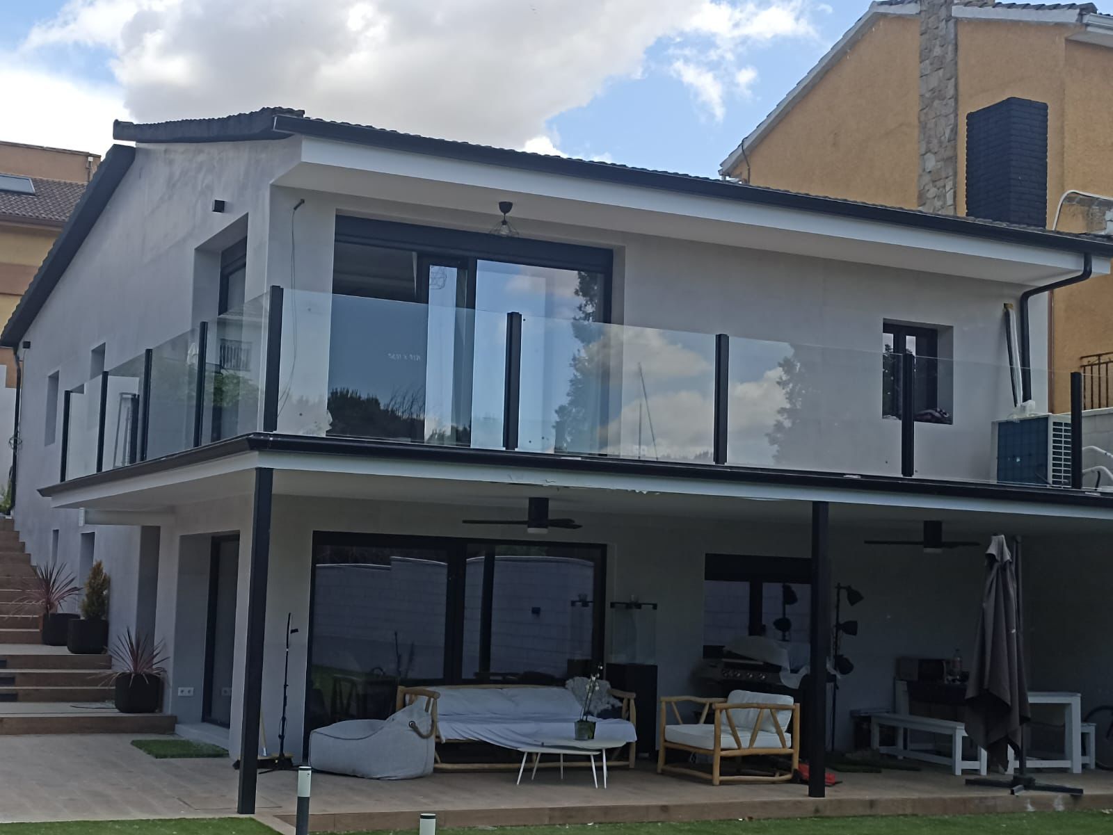 Barandilla y cerramiento de cristal en chalet de dos plantas