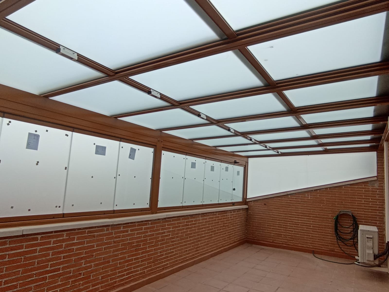 Cerramiento de porche con techo y cortina de cristal