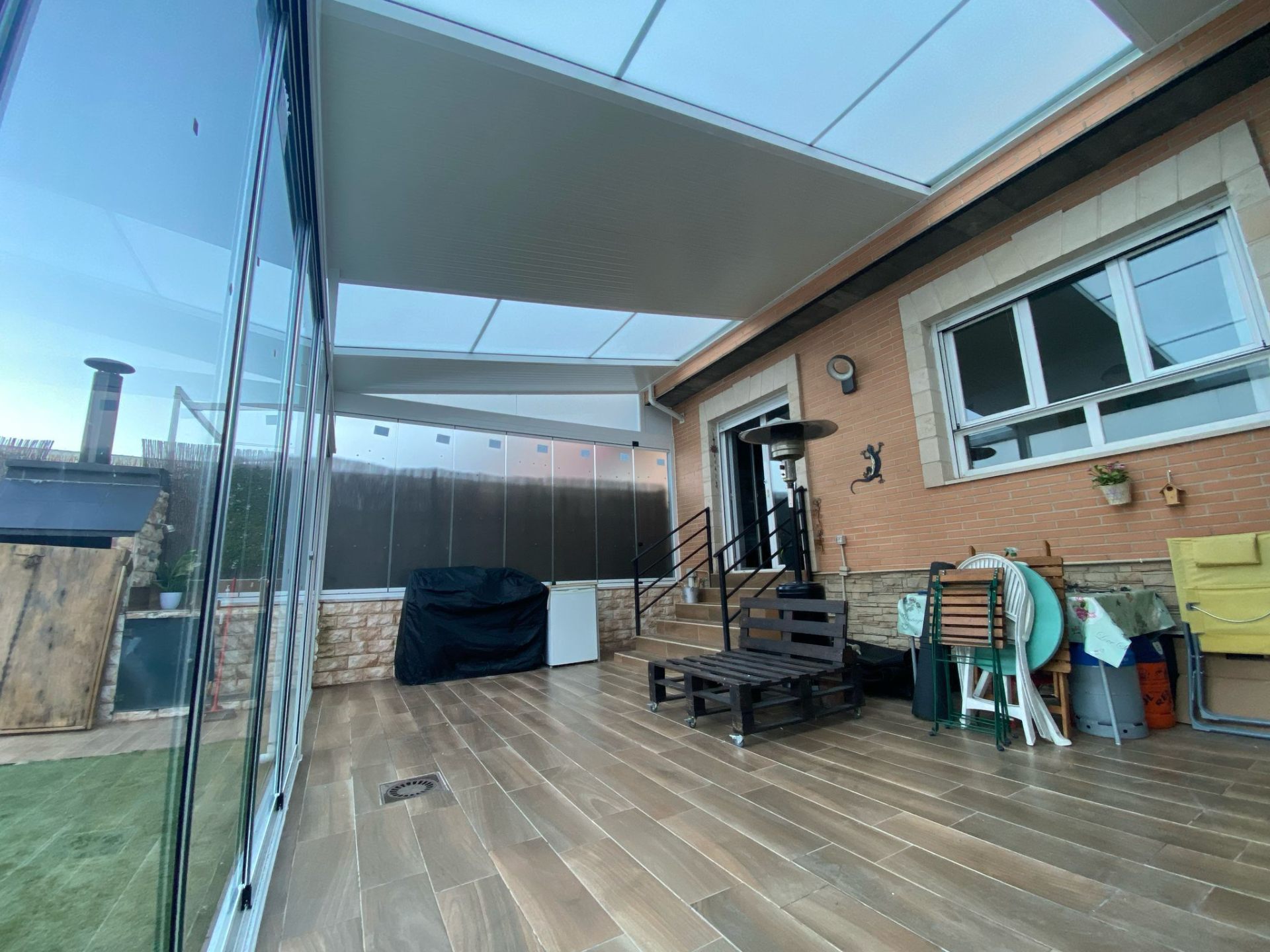 Cerramiento de ático con pérgola bioclimática y cortina