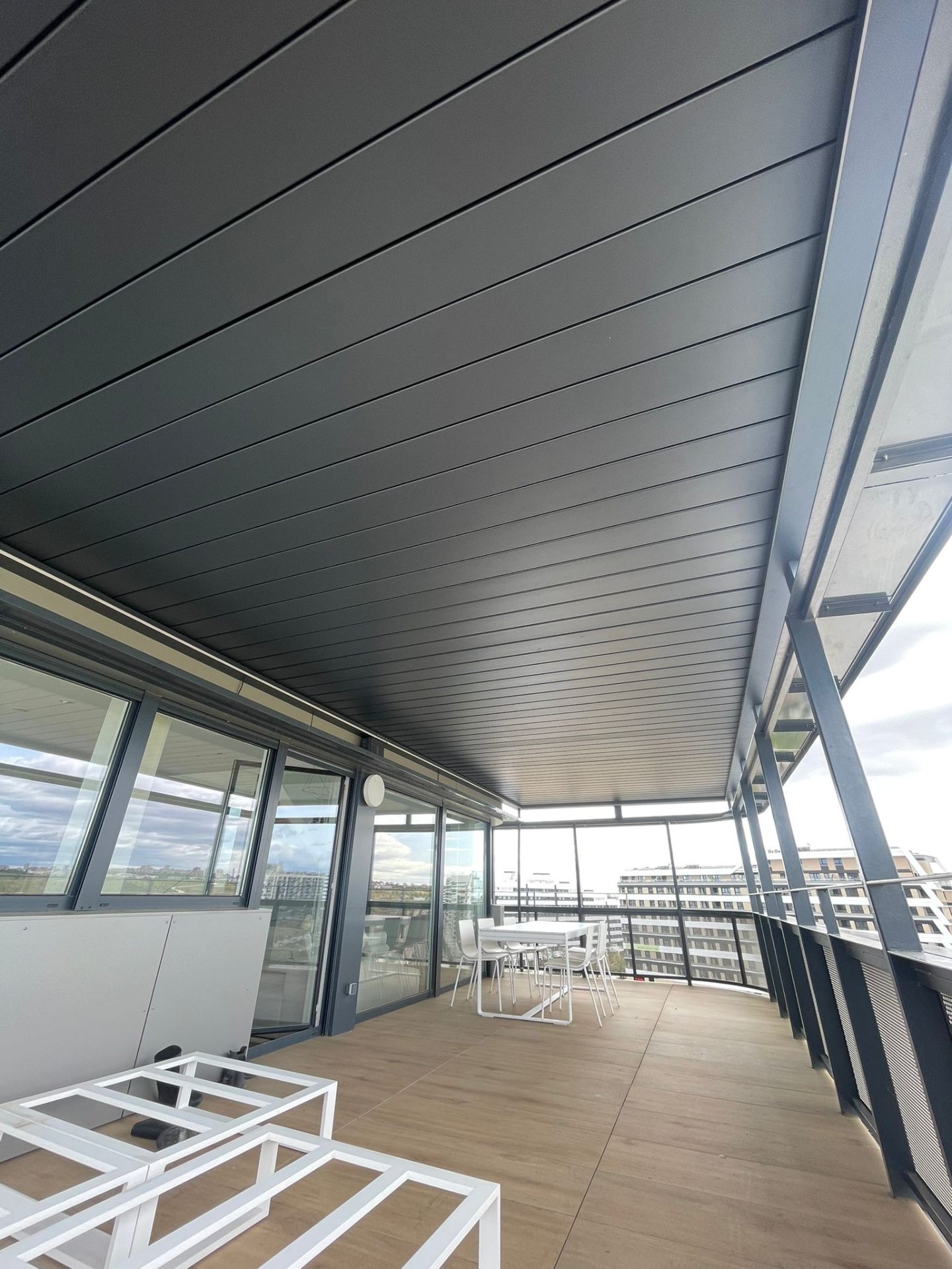 Techo fijo de aluminio en terraza de ático con vistas