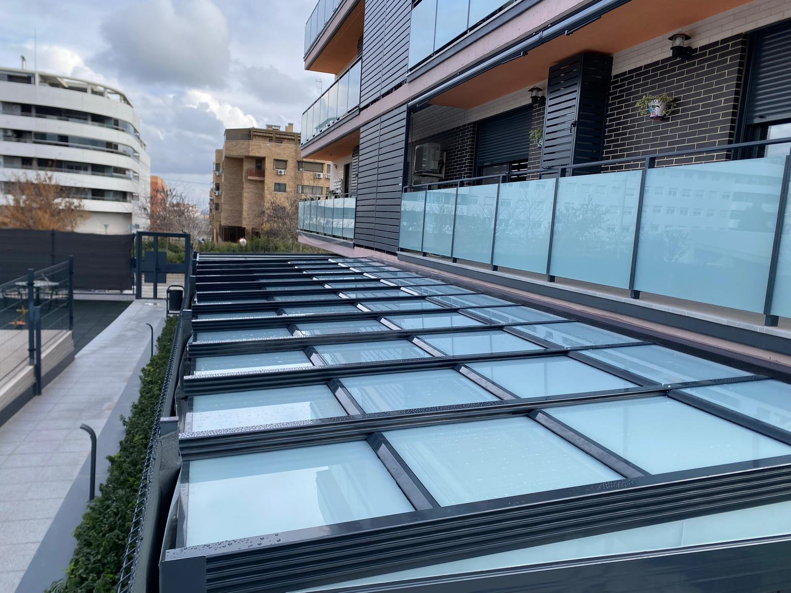 Techo móvil de cristal sobre terraza en planta baja