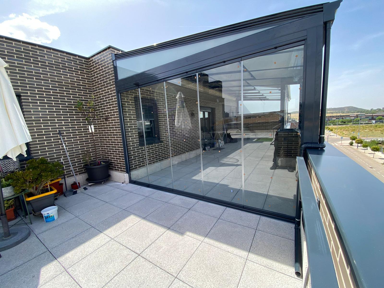 Cerramiento de terraza con techo fijo en ático