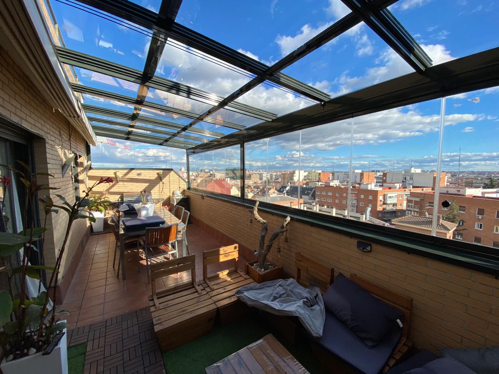 Ático con techo móvil de cristal y vistas panorámicas de Madrid