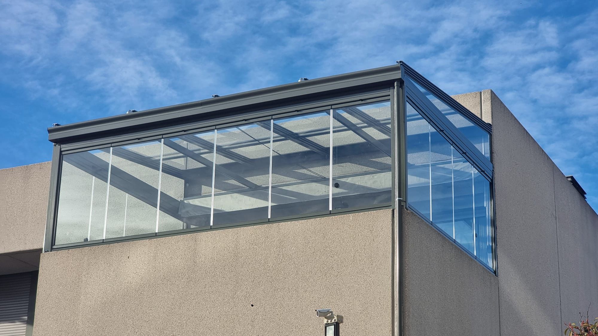 Cerramiento de ático con techo y cortinas de cristal