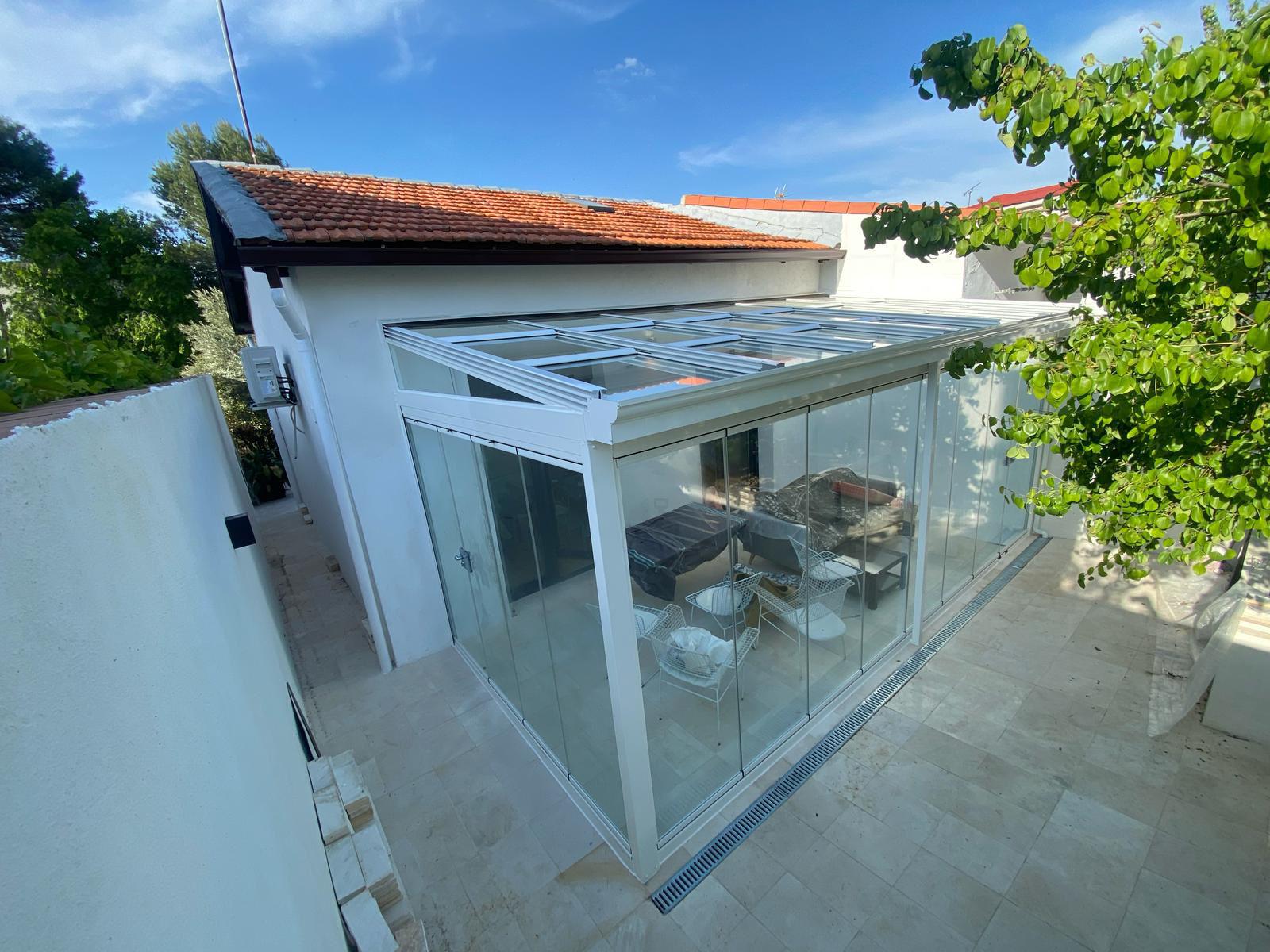Cerramiento de patio con techo móvil de cristal