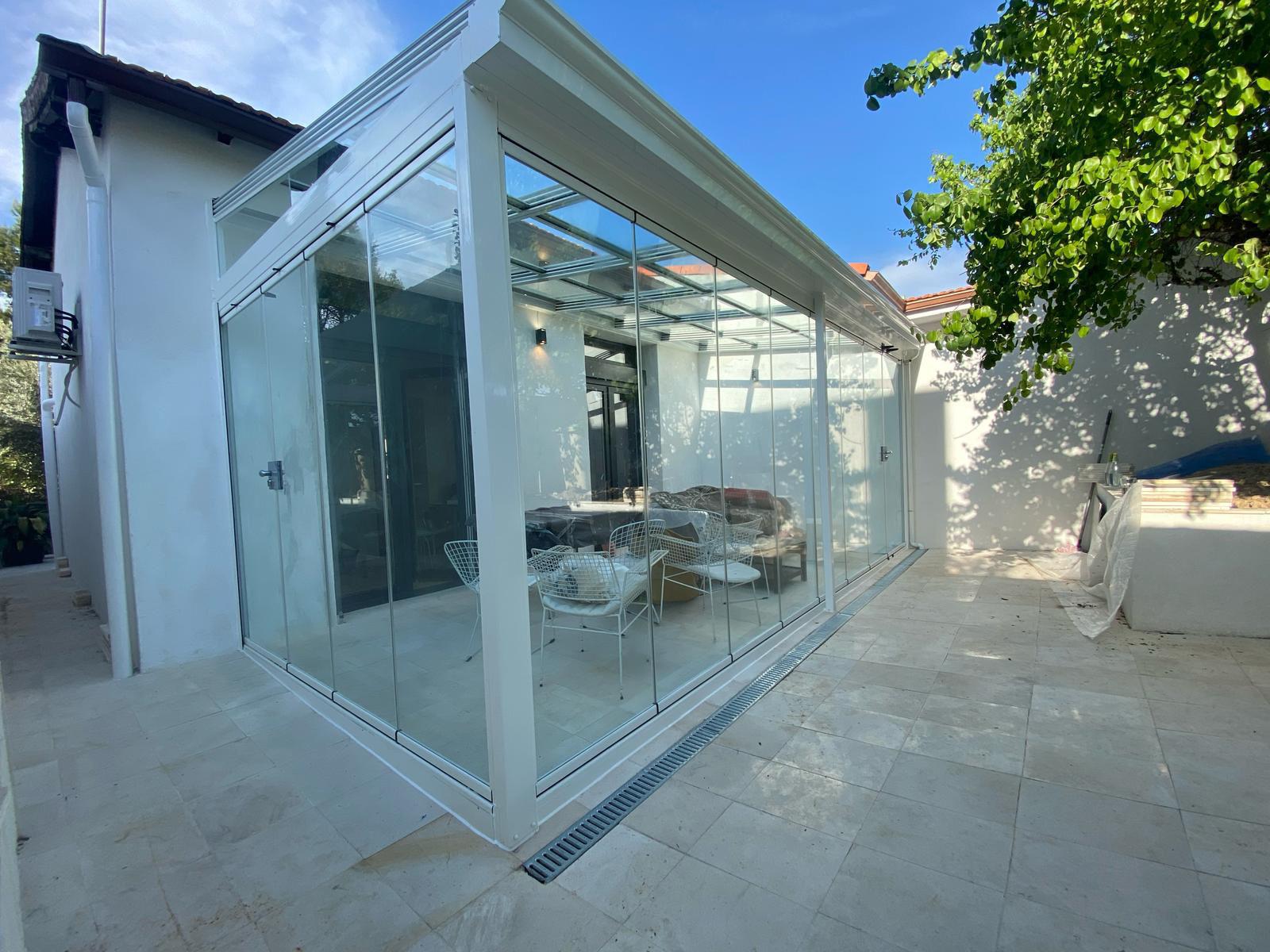 Cerramiento integral de patio con techo y cortinas