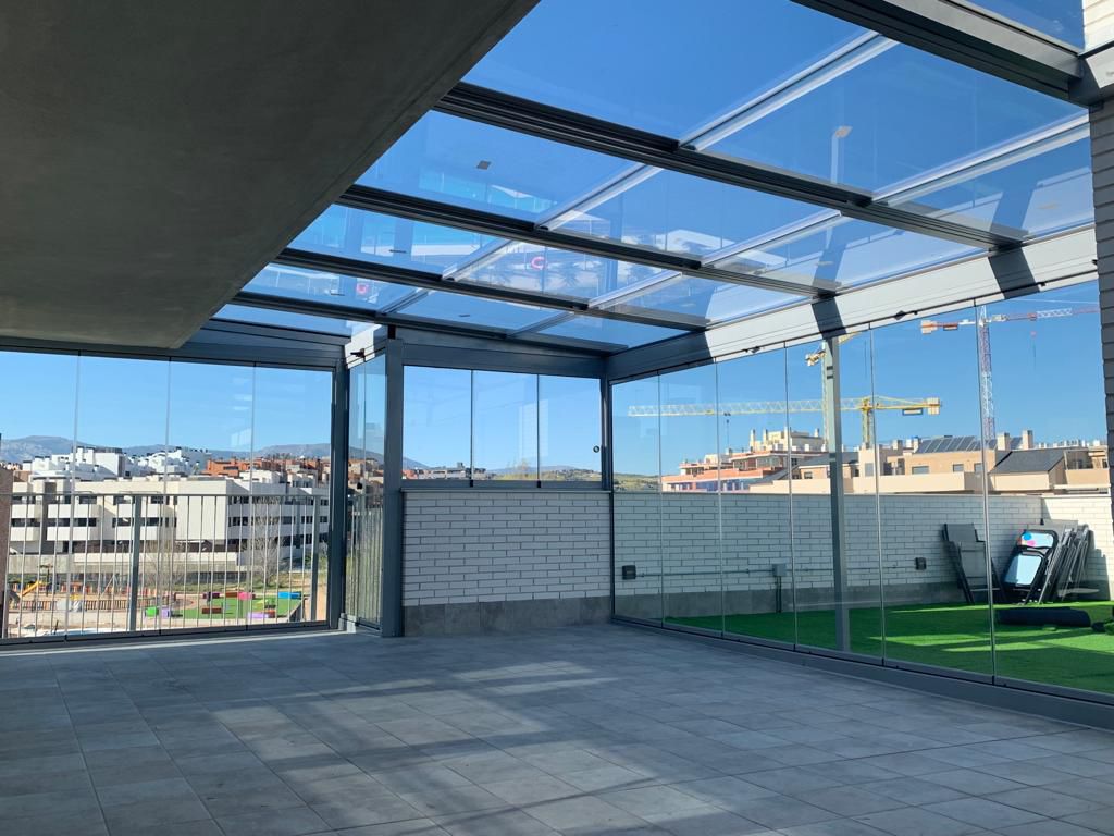 Techo móvil de cristal en ático con vistas a la sierra