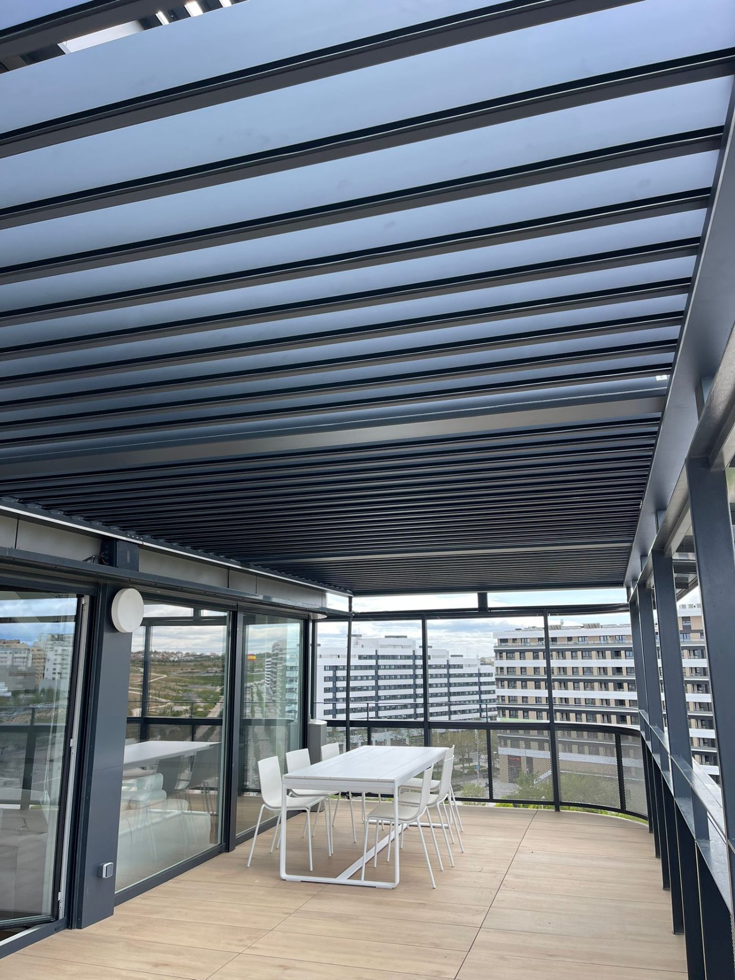 Pérgola bioclimática en ático con vistas panorámicas
