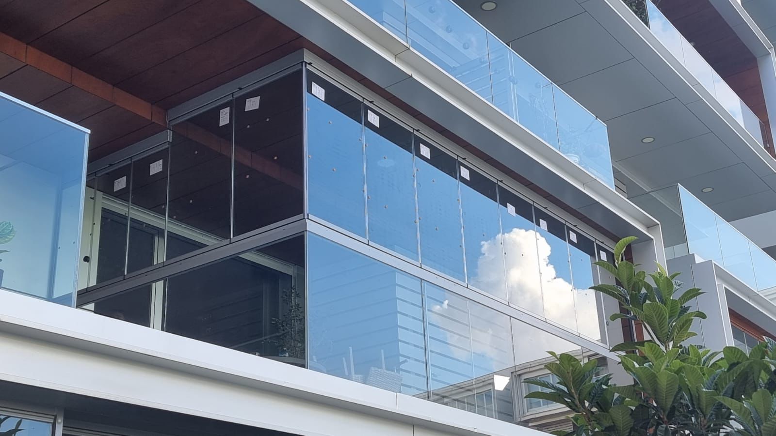 Cerramiento de balcón en edificio residencial moderno