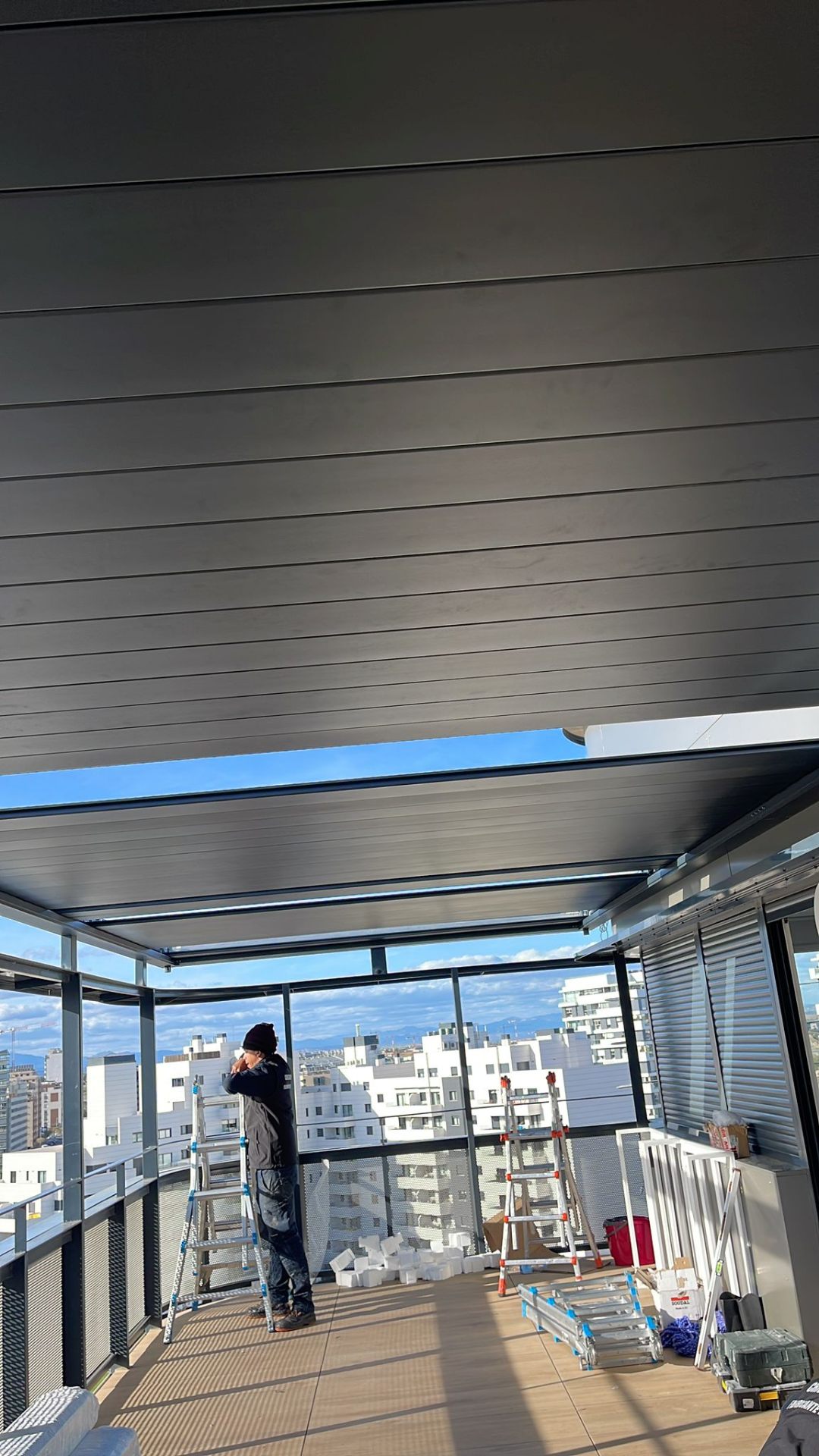Instalación de pérgola bioclimática en ático de Madrid