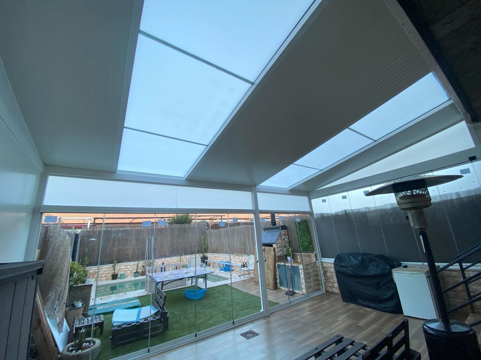 Ático cerrado con techo bioclimático y cortinas de cristal
